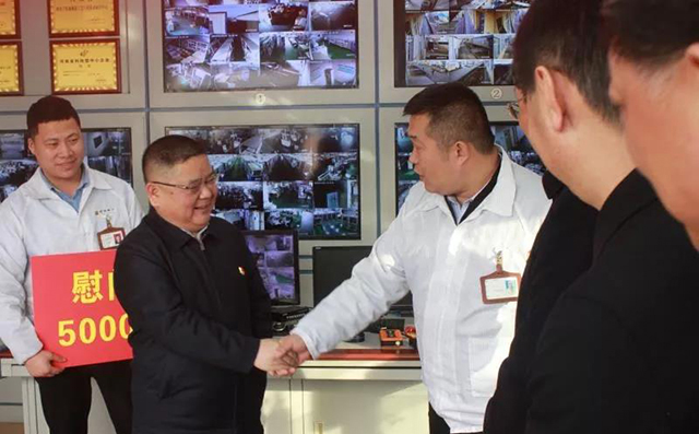 省政法委书记和诺信电子职工们一一握手